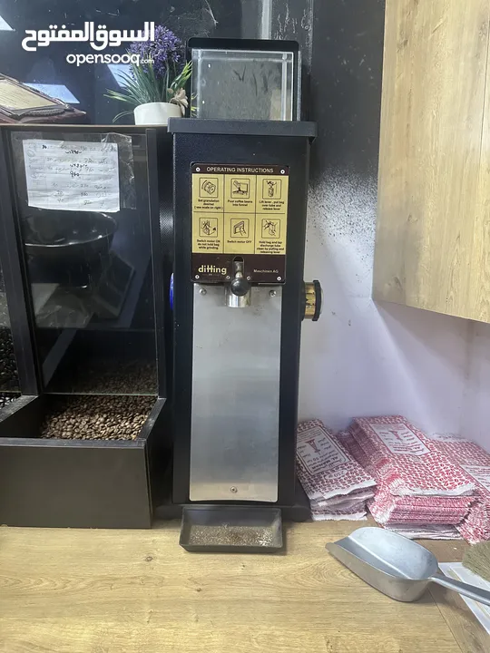 محمص كامل للبيع.كل ما يلزم المحمص من علب وزجاج وماكينه قوه ومحمص وجره هيليوم ثلاجات مكيف كامل