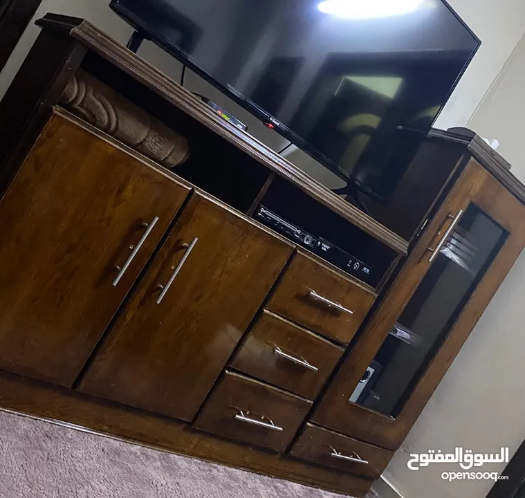 طاولة تلفزيون مع بوفيه بحالة الجديد استخدام منزل موضح بالصور