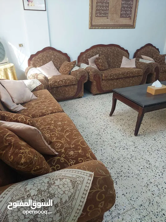طقم سفرة  10 كراسي + طقم جلوس 7 مقاعد بحالة جيدة جدا + سجاد + طاولات جانبية
