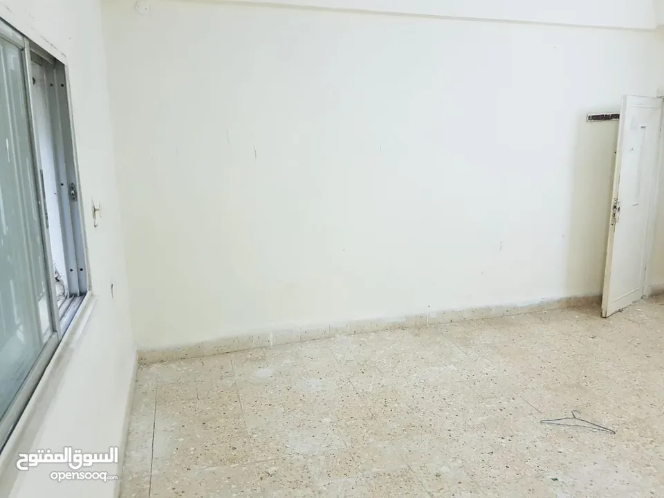 بيت للبيع في الحصن "قوشان مستقل" على مساحة ارض 908 م2 قرب شارع اربد عمان الرئيسي وصيدلية الشتاء
