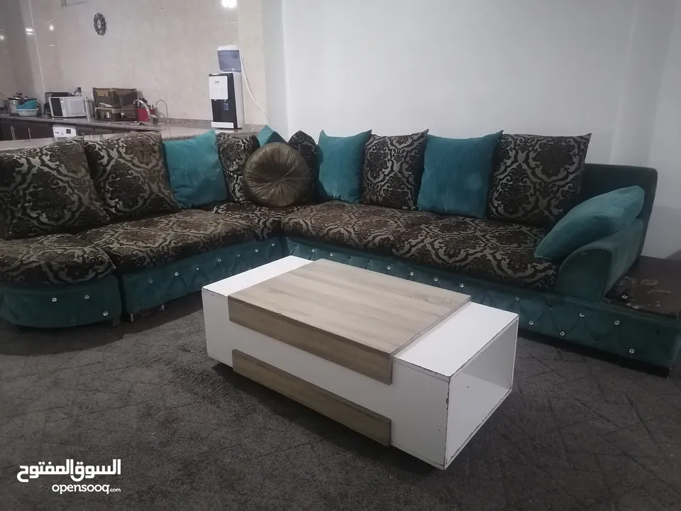 كورنر 7 مقاعد للبيع المستعجل السفر مع طاوله وسط وطقم سيرفس  وطاوله تلفزيون