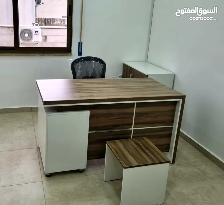 مكتب مدير مع جانبية ادراج وطاولة عرض مميز من لامينيت للأثاث المكتبي توصيل مجاني داخل عمان