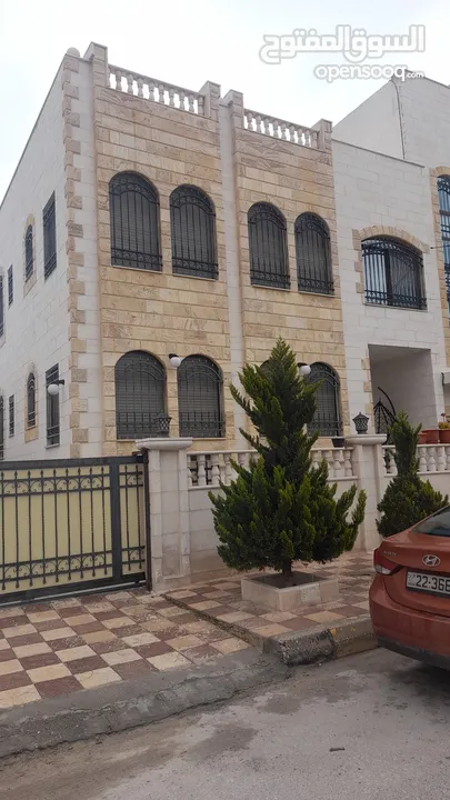 بيت مكون من 3 شقق طابقية للبيع في مدينة الشرق في الزرقاء
