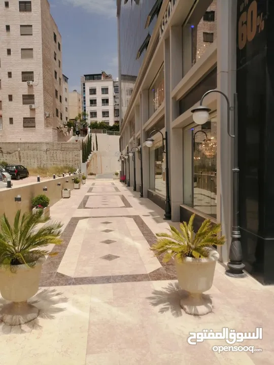 للإيجار محل تجاري في شارع وصفي التل (الجاردنز) بعد تقاطع البشيتي في عمارة القدس مساحة 51 متر مربع