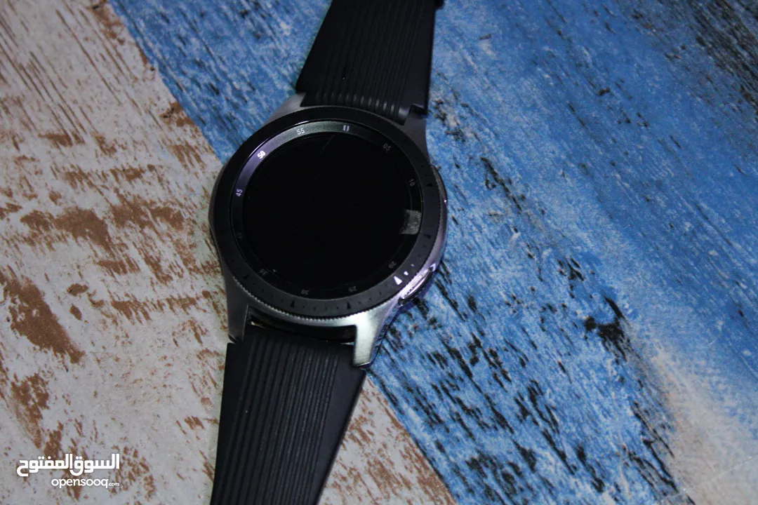 ساعة Galaxy Watch الجيل الاول صح قديمة بس بعدها ب لاصق الشاشة الاصلي، شخط ما بيها والسعر مناسب جدااا