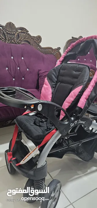 عربة أطفال مزدوجة مع هدية مفاجأة " بحالة ممتازة  وارد اميركا مناسبة لطفلين (طفل رضيع في المقدمة +طفل