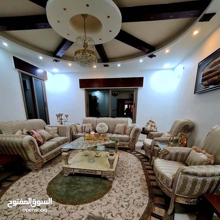 Sofa set ITALYطقم كنب ايطالي فاخر  نخب4 قطع 7   مقاعد و 4 قطع.  1 كبير + 3 طاولات ممتازة من الكويت