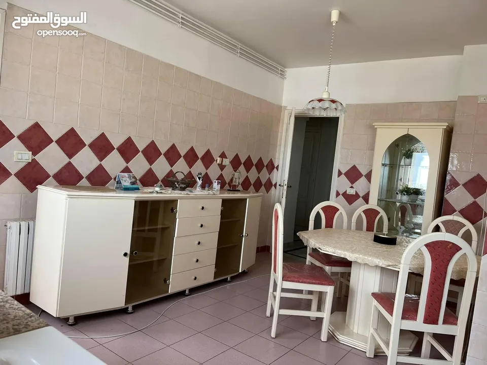 ‎ شقة نظيفة جدا للكراء غرفتين وصالة و ثلاثة حمامات في  (  حي النصر. ) على الشارع الرئيسي تبعد ثلاثة