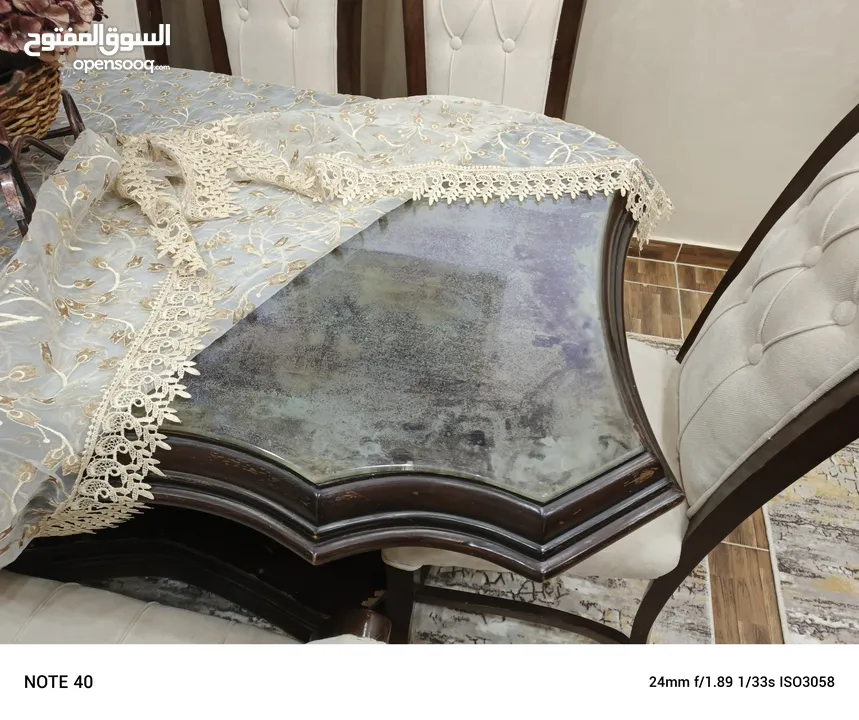 غرفه الضيوف تفصيل خشب زان مع سجاده مع طاوله الوسط ومرفقاتها مع طاولتين وسط كبار مع غرفه سفره
