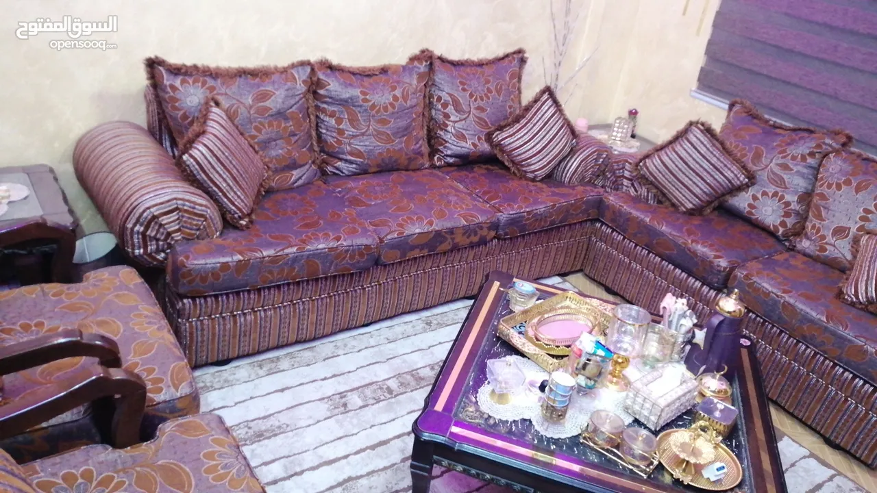 طقم كنب لون بني مقاعد 6 بحالة جيدة ونظيف