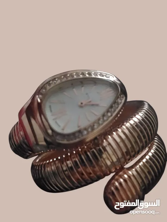 بتفاصيلها الدقيقه وبريقها الذي يخطف الانظار هي تكثر من قطعه اكسسوار انها انعكاس لذوقك ودقتك وانضباطك
