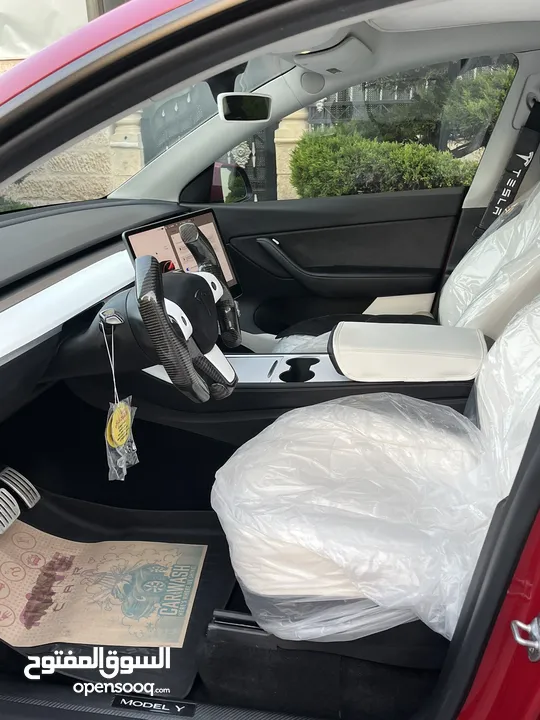 تيسلا Y 2022 performance لون خمري مميزة داخلي ابيض الاداء العالي دفع رباعي وبسعر مغري جداً جمرك جديد