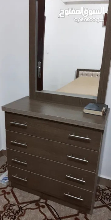 غرف نوم شبابيه ومجوزة..غرفتين نوم بحاله ممتازه تختين و3كمودينات وخزانه 6درف طابقين بحاله ممتازه