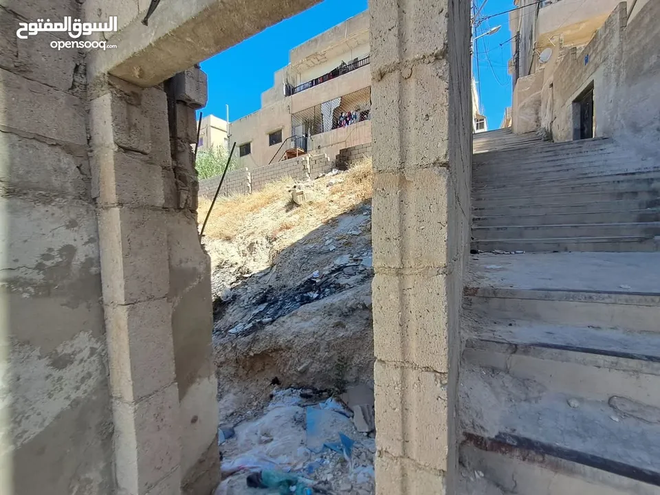 ارض ومنزل للبيع في ماركا نمره ثنين عن الشارع والسوق وفي دخله ع الارض من الخلف