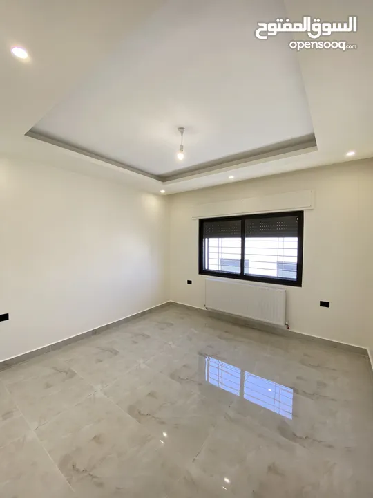 شقة طابق اخير مع روف 230 متر وتراس 100 متر على شارعين  طريق المطار خلف المدارس العالمية بسعر مميز