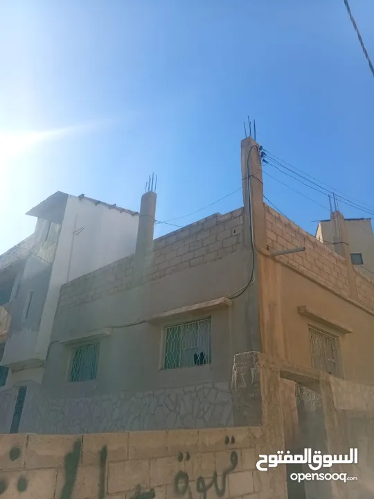 بيت مكون من طابقين وشقه بجانبهم للبيع