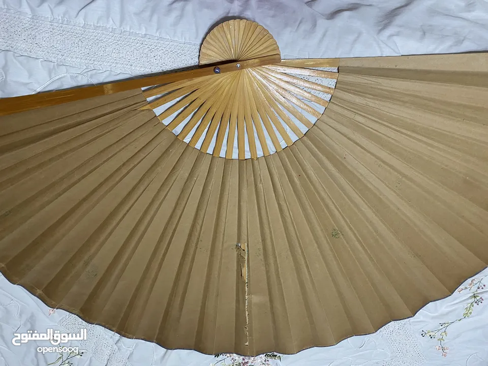 -برادي  -طقم شرشف طاولة وسط مربع وكوشن للشرشف   مروحة تعليق قماش بلرسم المميز والخشب المميز
