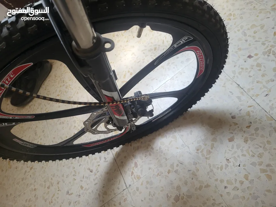 بسكليت (دراجه هوائيه) جنط 26 جبلي استعمال خفيف جدا مع هديه سكيت بورد صغير غير مستعمل ابدا