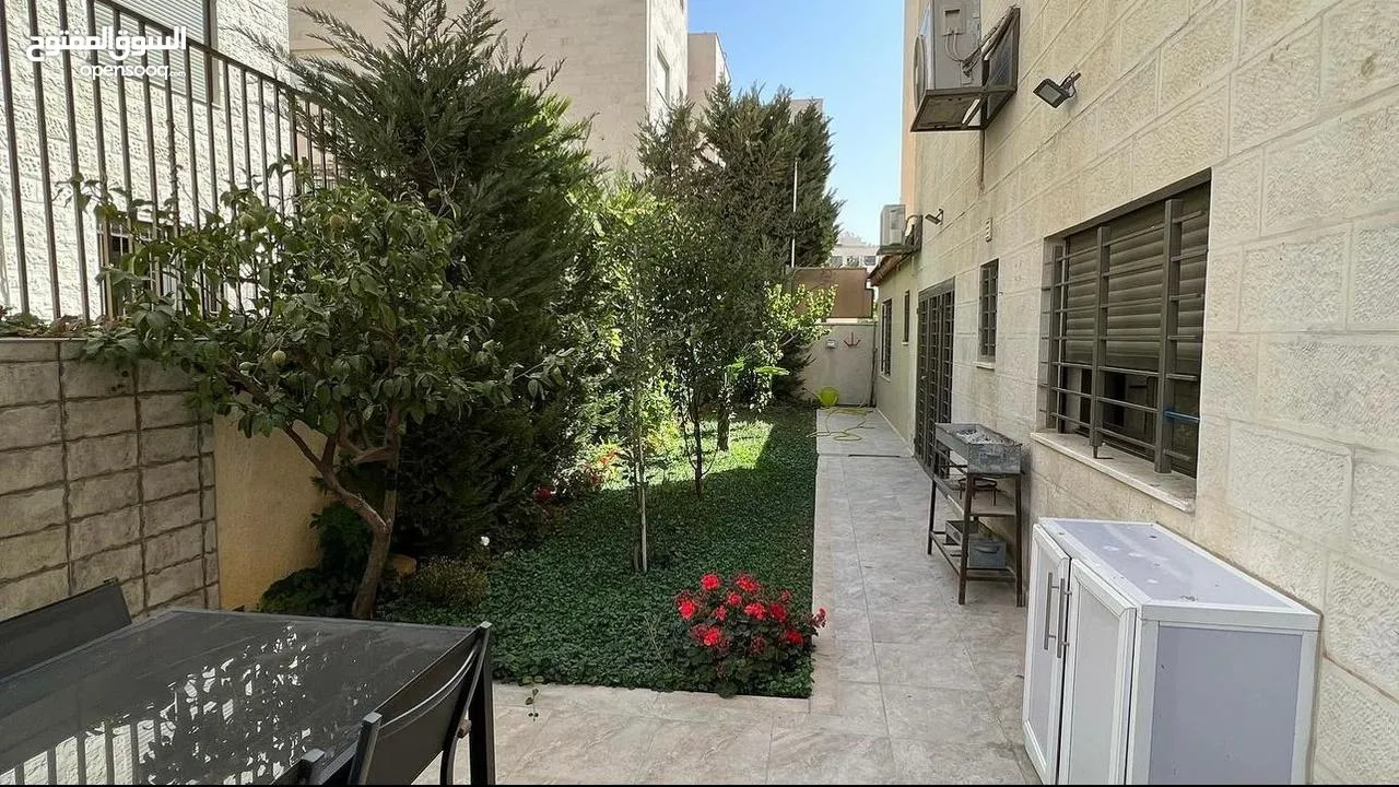 شقة مفروشه ارضية مع حديقة وكراج خاص للايجار في الصويفيه / قرب زيت وزعتر