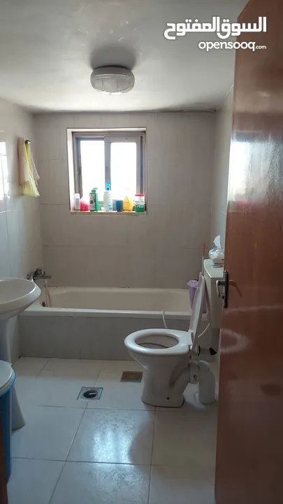 شقة للإيجار – طابق أرضي بمدخل خاص وموقف سيارة