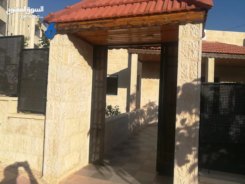 طابق مستقل من فيلا للايجار في ضاحية الرشيد مقابل فندق قصر الحرير