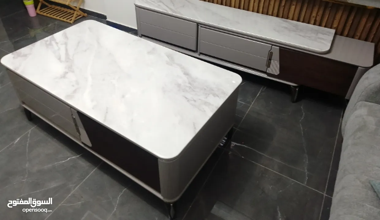 مزنون مع طاوله وسط فاخر جرانيت شبه جديد