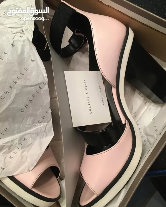 صندل مريح جداً من Charles & Keith مميز جداً لقطة