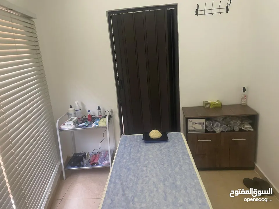 اثاث مكتبي للبيع مكتب مدير مع الملحقات و مكتب السكرتيرة وطقم كنب جلد وكرسي المدير وكراسي استقبال