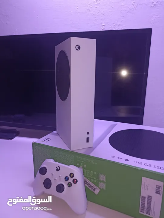 السلام عليكم Xbox series s للبيع نضيف ما مفتوح صارلي شهرين من أخذته والجهاز ملحقاته كامله وبيه العاب