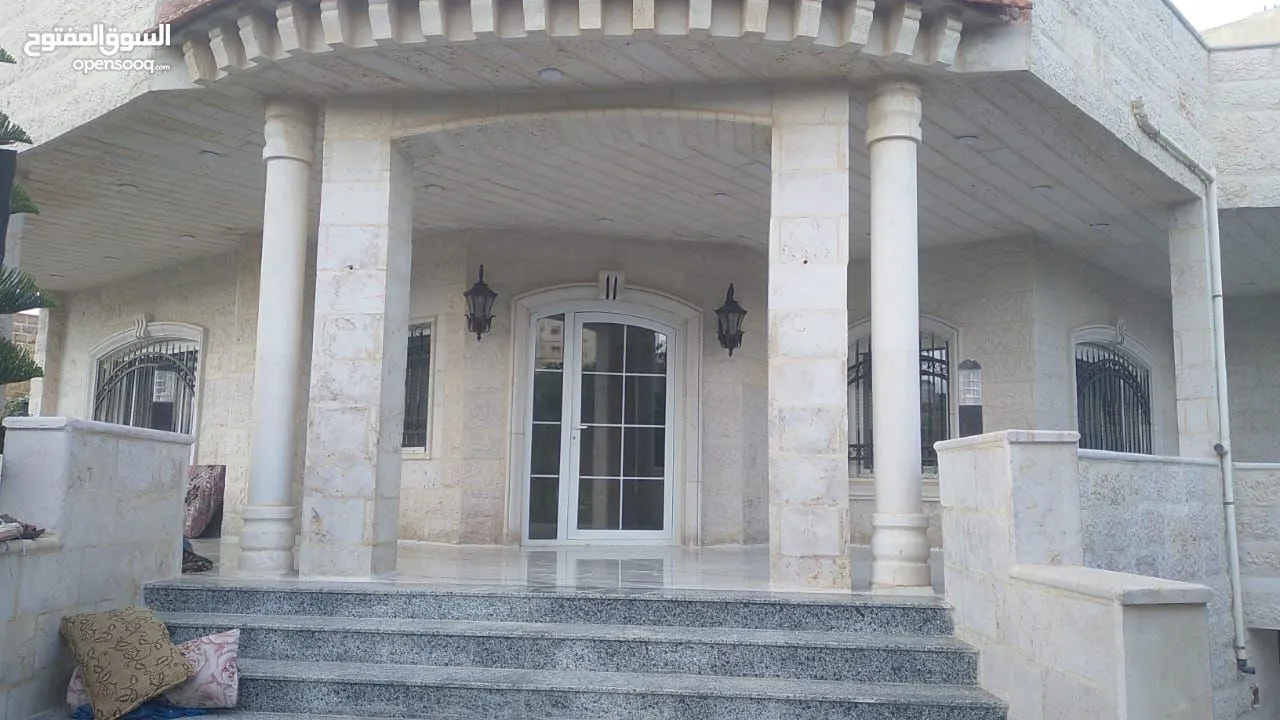 بيت مستقل للبيع مكون من طابقين