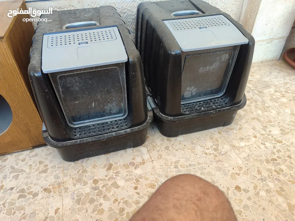 بيوت قطط عدد خمسه مع ليتر بوكس كبير عدد 2 لم يستخدم ابدا فقط عليهم غبره للبيع او بدل على عصافير
