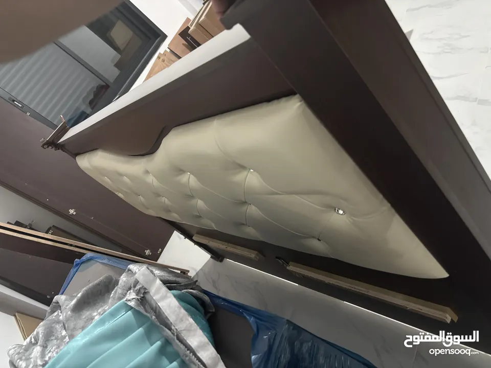 كنب و طاولة وسط و غرفتين نوم وحدة