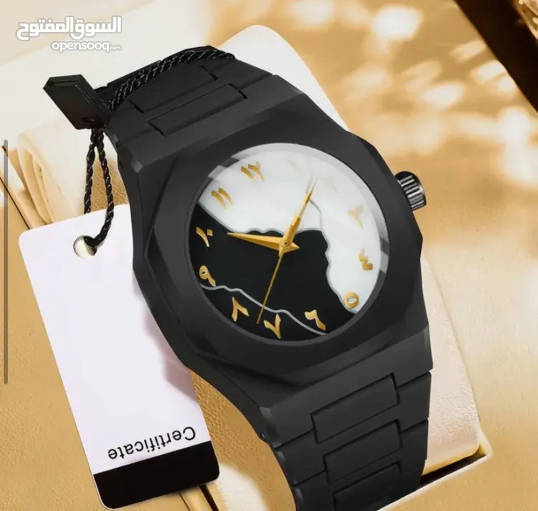 الساعة الترند الكاملة بالسواد – والبياض بارقام عربية أنيقة تضيف لمسة تراثية رقمية .