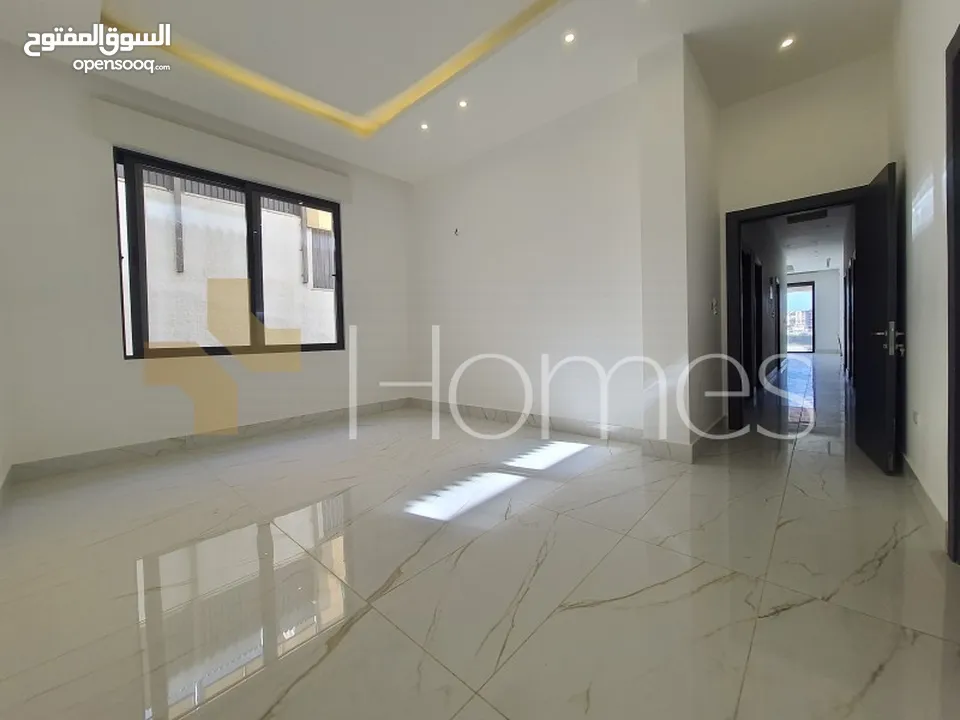 شقة طابق اول للبيع في رجم عميش بمساحة بناء 260م