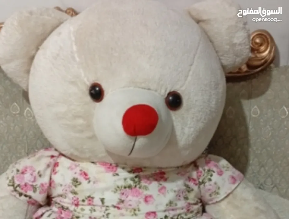 "Large and Soft Teddy Bear with Plush Fur, Perfect for Gifts or Decoration"