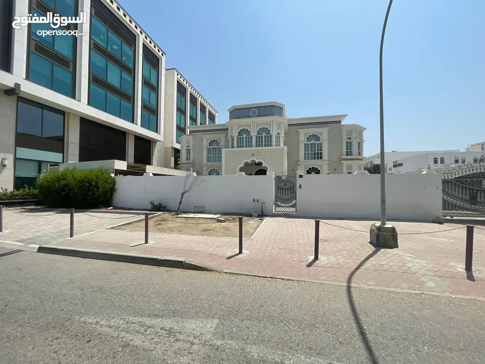 7 BR Villa In Shatti Al Qurum For Rent