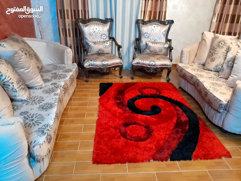 طقم كنب فاخر بحالة شبه جديد تفصيل  تركي تصميم مميز للبيع بسعر مغري خشبه ممتاز ورائع