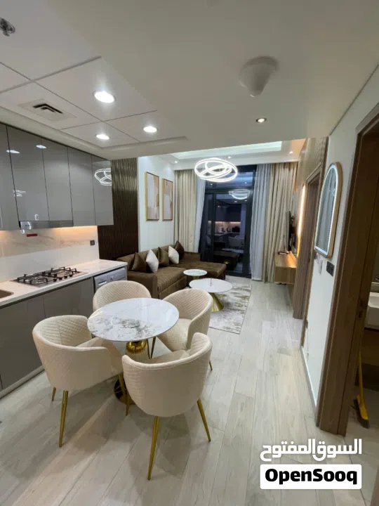 شقه متميزه بمسبح خاص بحث الجميع فرضه ذهبيه بجوار اكبر بحيره صناعيه شقه غرفتين وصاله بأقل سعر بكل دبي