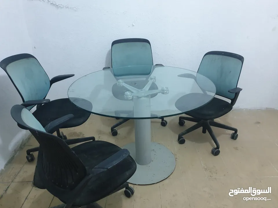 طاولة زجاج سيكوريت مع كراسي