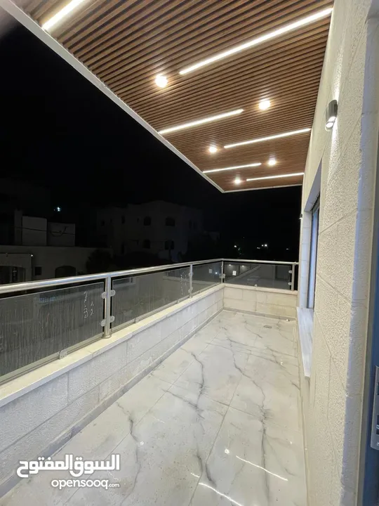 شقة ثالث مع روف مساحة 200م فاخرة و بأعلى المواصفات باجمل مناطق البنيات منطقة فلل قرب الحرية