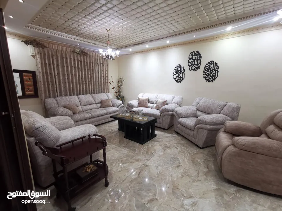 فيلا للبيع بالبنيات طريق المطار شارع الخدمات في حي هادئ جدا