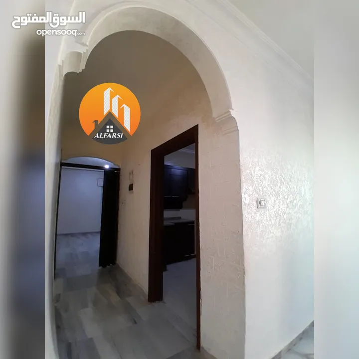 شقة طابق اول مع بلكونة ومصعد للإيجار في افضل وارقى المواقع في ضاحية الاقصى واسعة