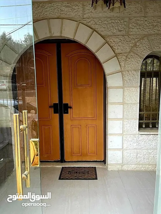 شقة في عمارة طابق اول ارضي مطل عالشارع مباشرة