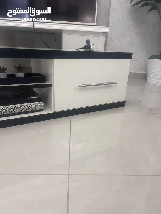 طاوله تلفزيون مع بوكسات ديكور بحاله ممتازه للبيع