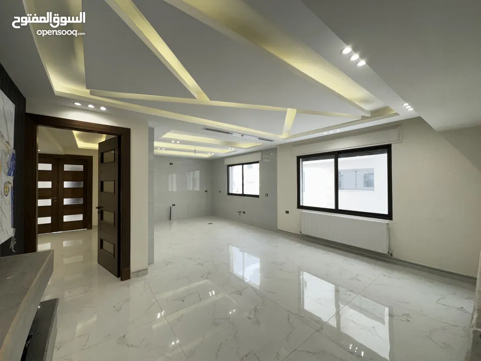 شقه شبه ارضي مميزة مساحة 240م مع تراس 200م بسعر مميز (مشروع 112)