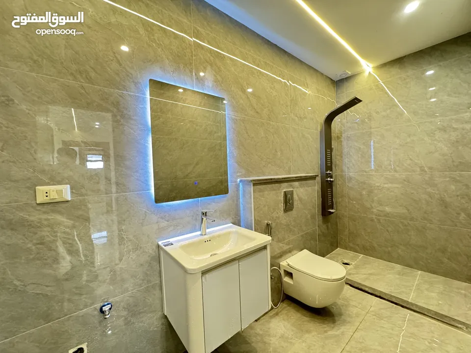 شقة فخمة طابق اخير + مع روف