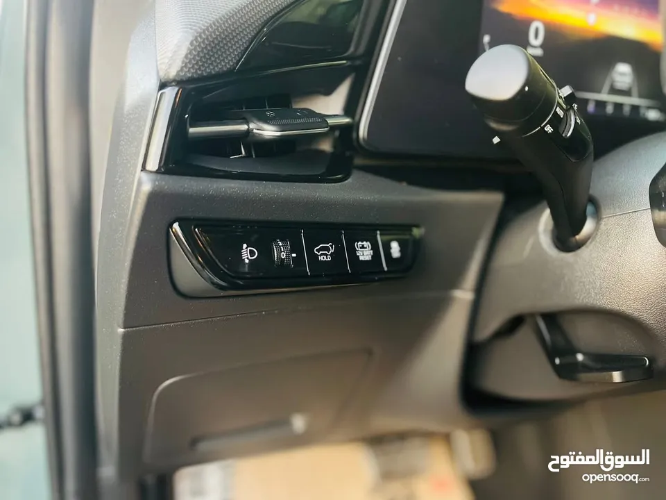 كيا نيرو هايبرد 2023 الاضافات الكاملة باللون المميز