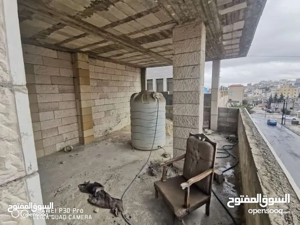 منزل قيد الانشاء مع مستودعات جاهزات