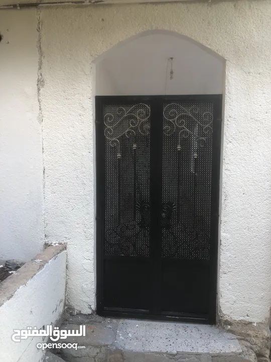 شقة للبيع السلالم  طابق اول قريبة من مسجد خرفان منطقة هادئه ‏ممكن تأجيرها