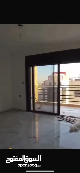 شقه سوبر ديلوكس جديده متوفره للايجار سكنه اولى مناسبه جدا لعائله صغيره او عرسان